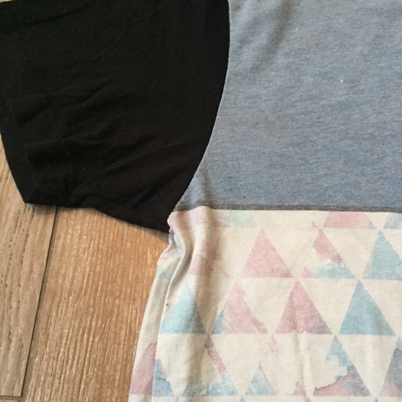 SOLD     PacSun Lira City Geometric Color Block T - Picture 5 of 8